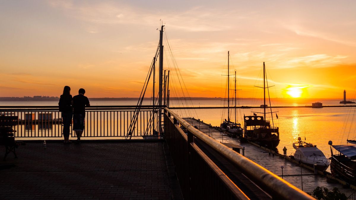 Stačil jediný pohled do očí. Turistka kvůli urostlému kapitánovi opustila vše