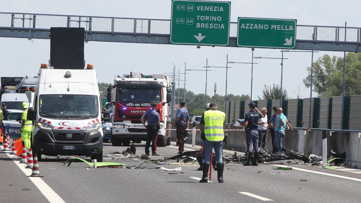 Na italskou dálnici se zřítilo malé letadlo. Zachytila to kamera