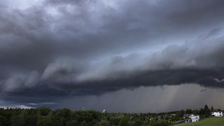 Přes jih Evropy přejdou bouře s vytrvalými lijáky
