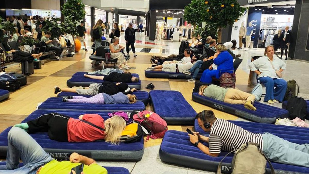 Chaos na moskevském letišti. Lidé musí spát na zemi