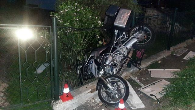Opilý motorkář na Přerovsku naboural do plotu u rodinného domu. Skončil v nemocnici