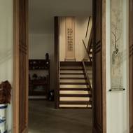 Průhled na schodiště. Stěny v tomto domě zdobí nádherné svitky s tušovými malbami a kaligrafií.