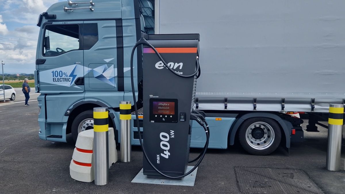 Česko má na D1 svou první dobíjecí stanici pro elektrokamiony