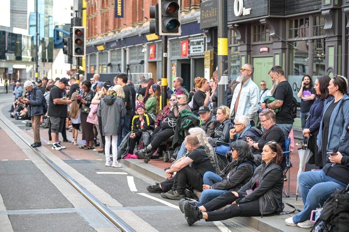 Kolem trasy pohřebního průvodu Ozzyho Osbourna od rána čekali fanoušci metalu.