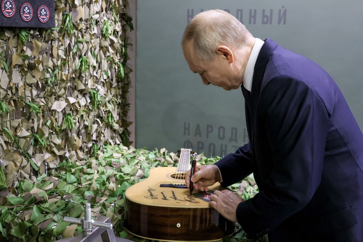 Ruský voják bojující na Ukrajině dostal podepsanou kytaru od Putina