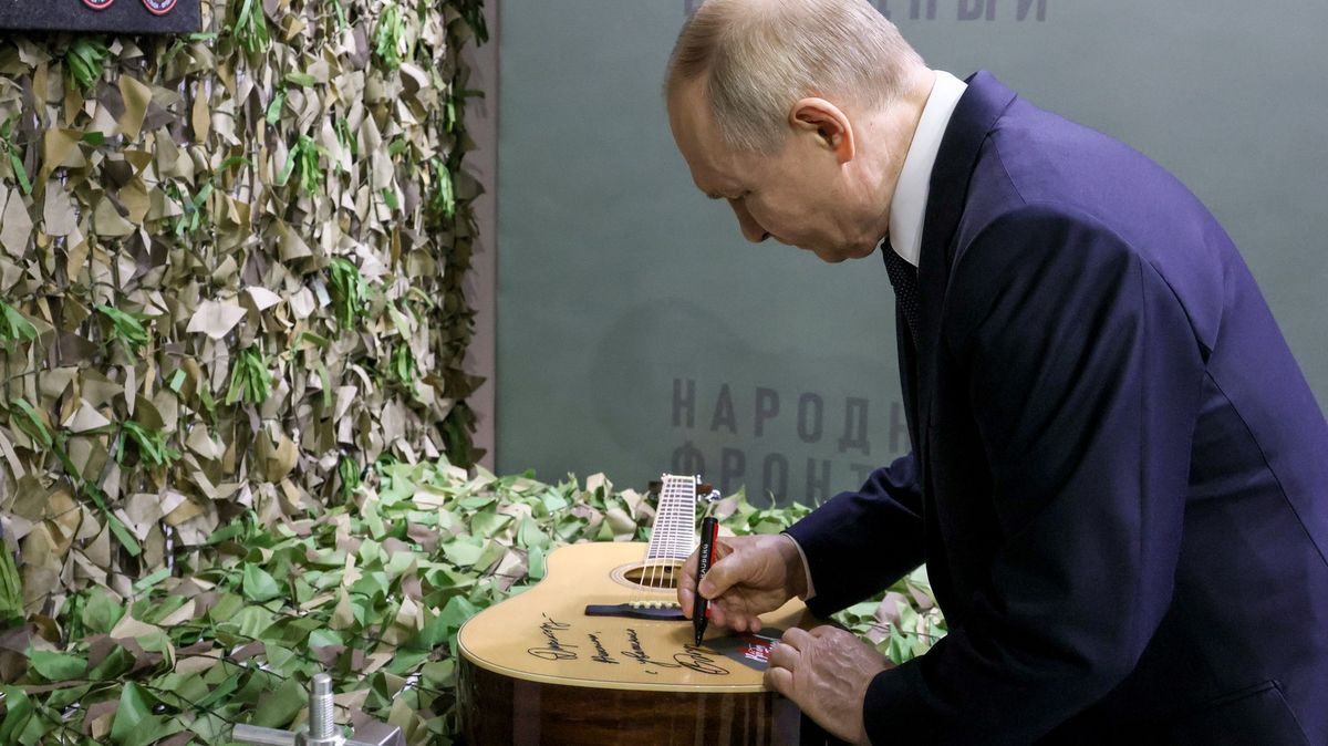 Ruský voják bojující na Ukrajině dostal podepsanou kytaru od Putina