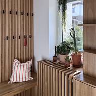 Designérka do předsíně zakomponovala i zeleň, díky čemuž prostor působí ještě přátelštěji a útulněji.