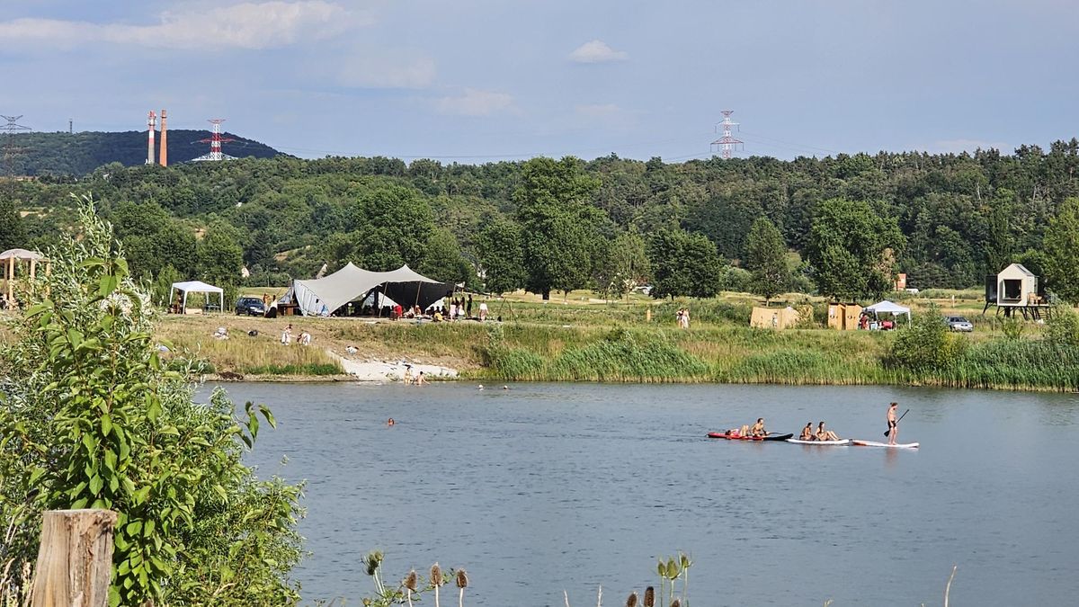 Lidé objevují mezi kopci na jihu Prahy nové přírodní koupaliště. Je schované za golfovým hřištěm
