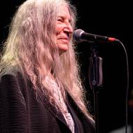 Patti Smith s diváky s chutí komunikovala