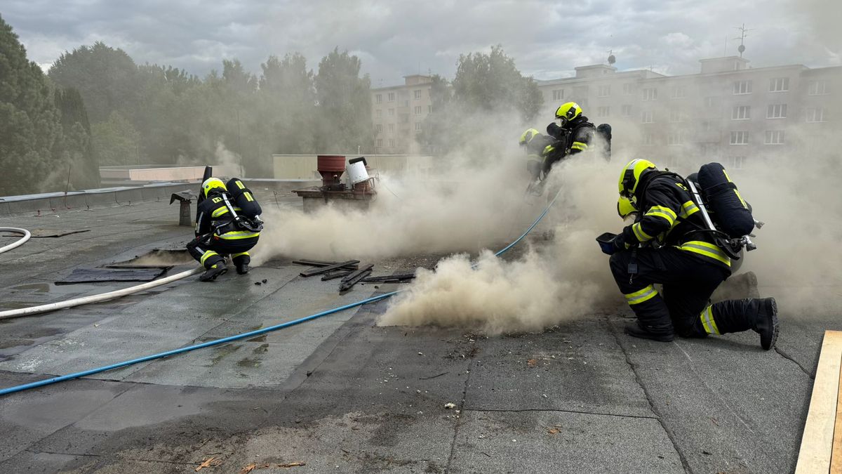 V Sokolově hoří střecha školky. Hasiči vyhlásili druhý stupeň poplachu