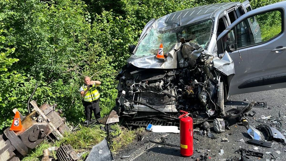 Děsivá nehoda na Bruntálsku: Z návěsu se uvolnil dvoutunový stroj a spadl před protijedoucí auto. Dva těžce zranění