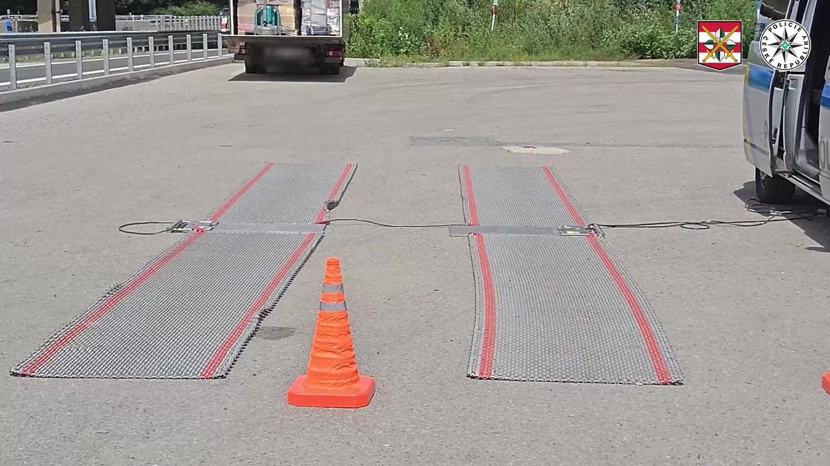 Cizinec jel po dálnici u Vyškova s extrémně přetíženou dodávkou, policisté mu navážili osm tun