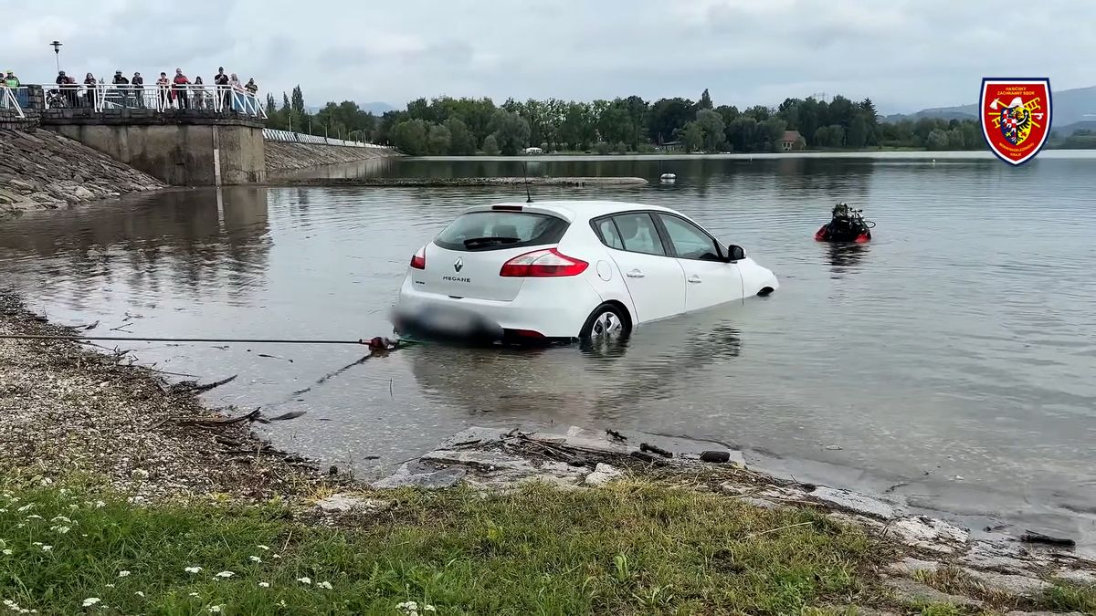 Řidička nezabrzdila auto, to vjelo do přehrady Olešná
