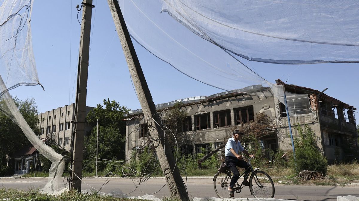 Vyčerpaná ukrajinská města se proti dronům brání rybářskými sítěmi