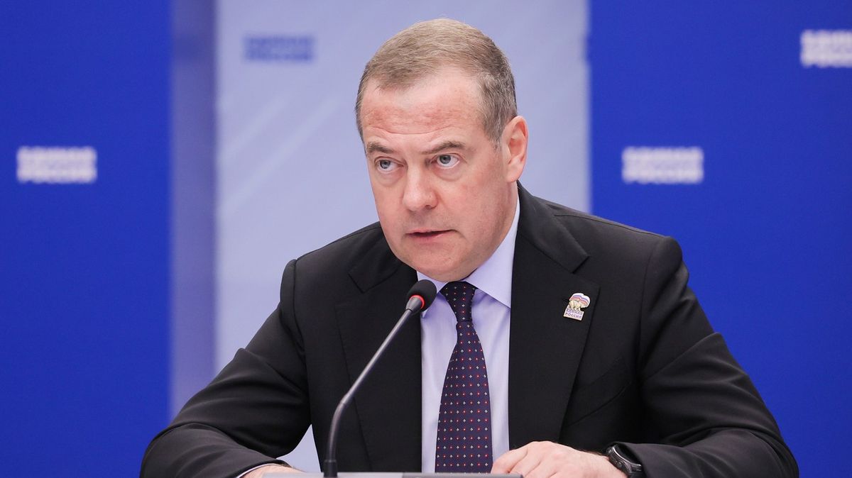 Medvěděv odpověděl Trumpovi. Hrozí mu „mrtvou rukou“