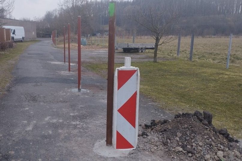 Muž začal stavět uprostřed silnice na Náchodsku plot