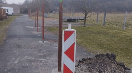 Muž začal stavět uprostřed silnice na Náchodsku plot