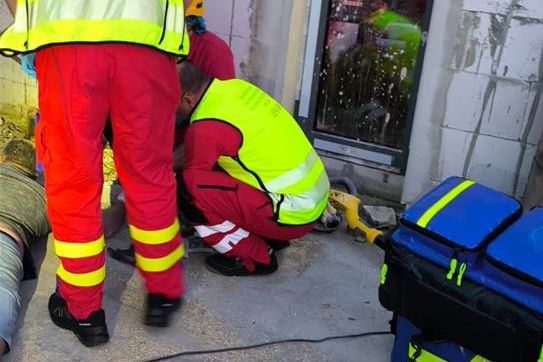 Muž na Ostravsku spadl z výšky na střechu přístavby domu. Skončil v nemocnici