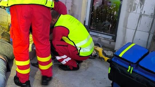 Muž na Ostravsku spadl z výšky na střechu přístavby domu. Skončil v nemocnici