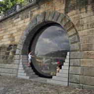 Kobky slouží přes den třeba i k posezení a poskakování. Cedulky upozorňují, že na vlastní nebezpečí..