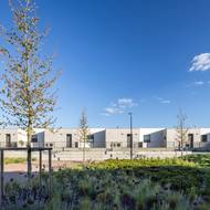 Atriový bytový dům vymezuje Horní náměstí z Jihu.