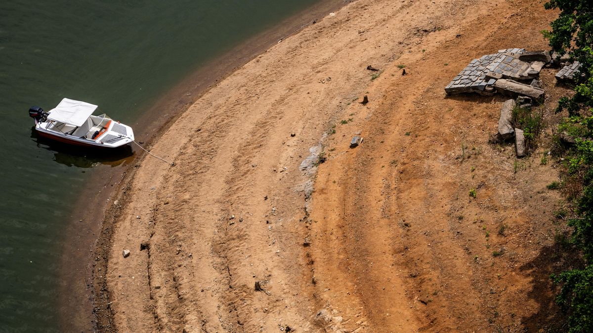 Orlík vysychá. Lodě na přehradě jsou odříznuté od cest