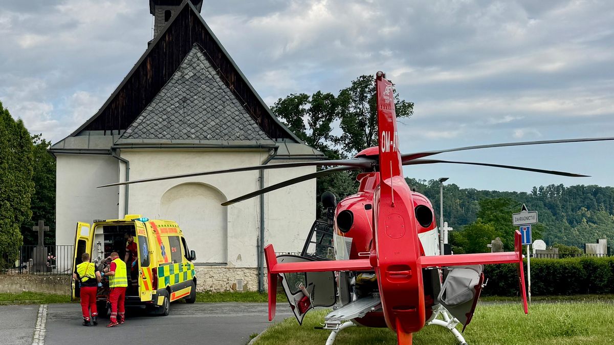 Muž se na Opavsku vážně zranil při pádu z lešení, letěl pro něj vrtulník