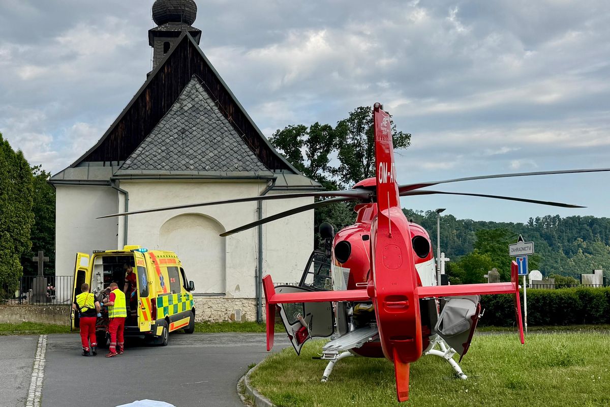 Muž se na Opavsku vážně zranil při pádu z lešení, letěl pro něj vrtulník