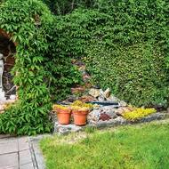 Kouzelná zákoutí – romantická i praktická – jsou všude kolem domu.