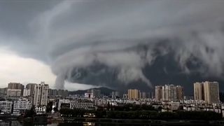Tajfun přinesl hrozivě vypadající mrak nad čínské město 