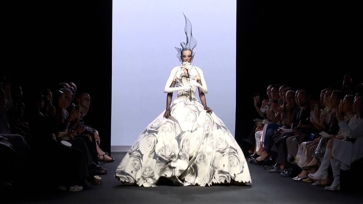 Módní přehlídka plná lesku: modely zdobí tisíce krystalů Swarovski