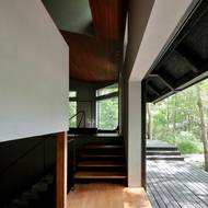 Schodiště různých typů propojují rozdílné úrovně interiéru.