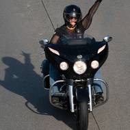 Motorkáři projíždějící kolonou zdravili lidi na mostě.