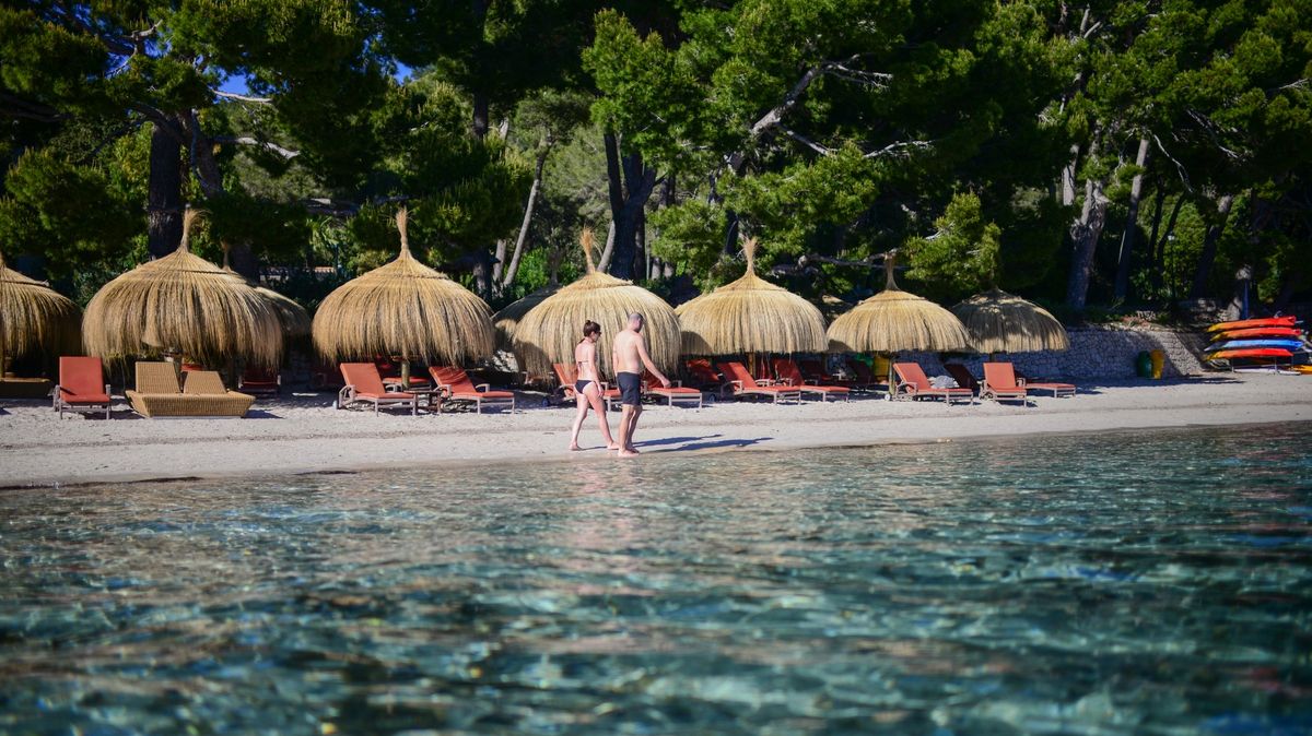 Kam si v srpnu zaletět z Prahy za cenu jízdenky? V nabídce jsou koupací destinace i městská turistika