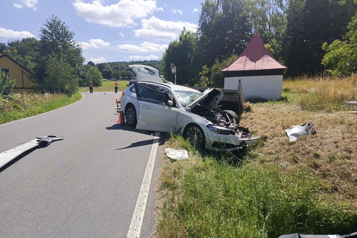 U nehody na Domažlicku přistával vrtulník. Řidič BMW jel rychle a narazil do nissanu