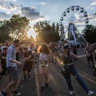 Tanec při západu slunce na Colours of Ostrava.