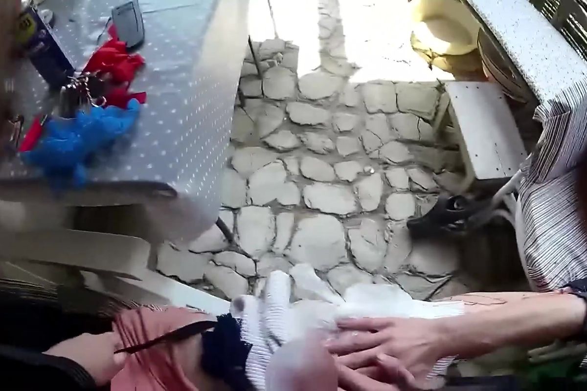Žena se na zahradě v Liberci vážně pořezala pilou