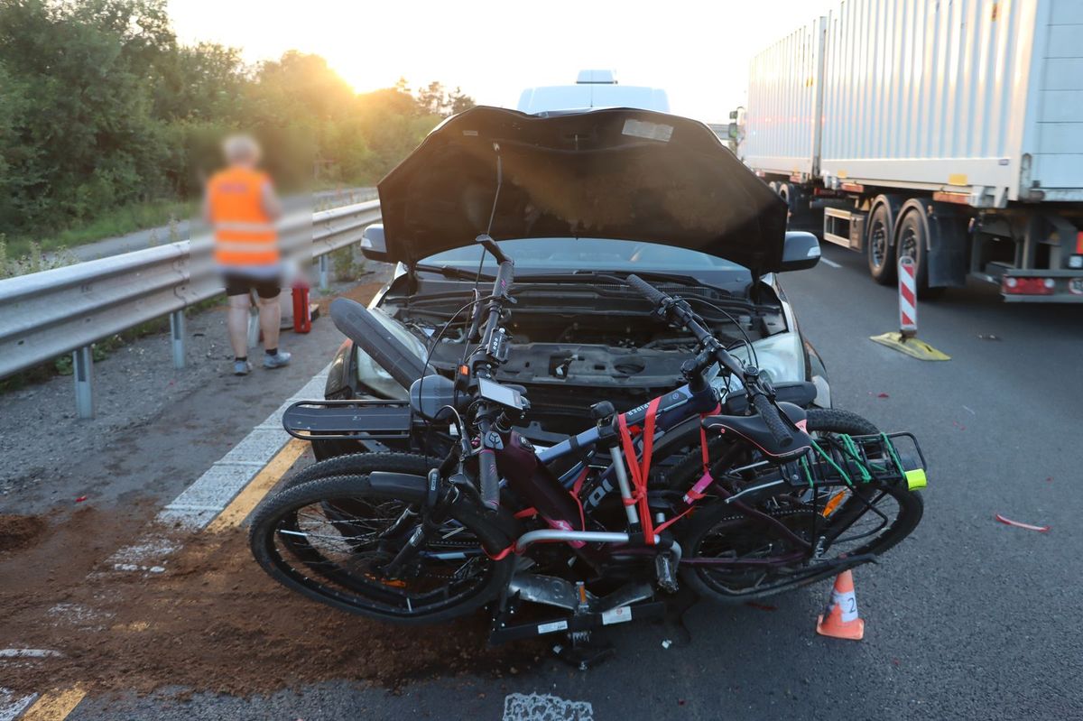 Při řetězové srážce na D35 na Olomoucku utrpěli dva lidé zranění