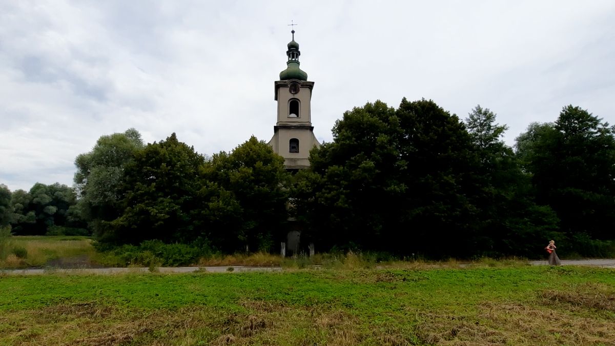 Druhý šikmý kostel je odsouzený k zániku. Na slavnějšího jmenovce nikdy nedosáhne 