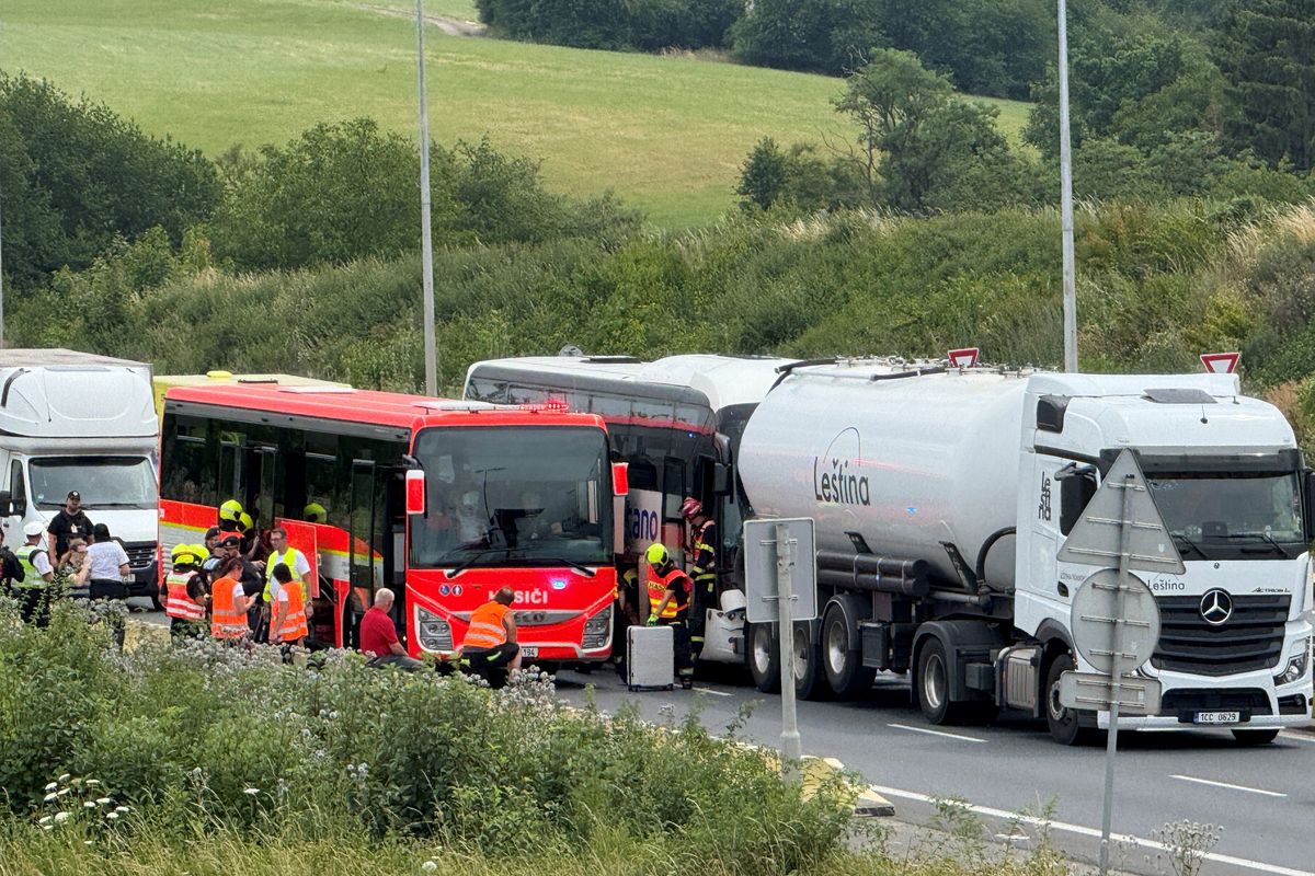 U letiště havaroval autobus s dětmi, nehoda uzavřela dálnici