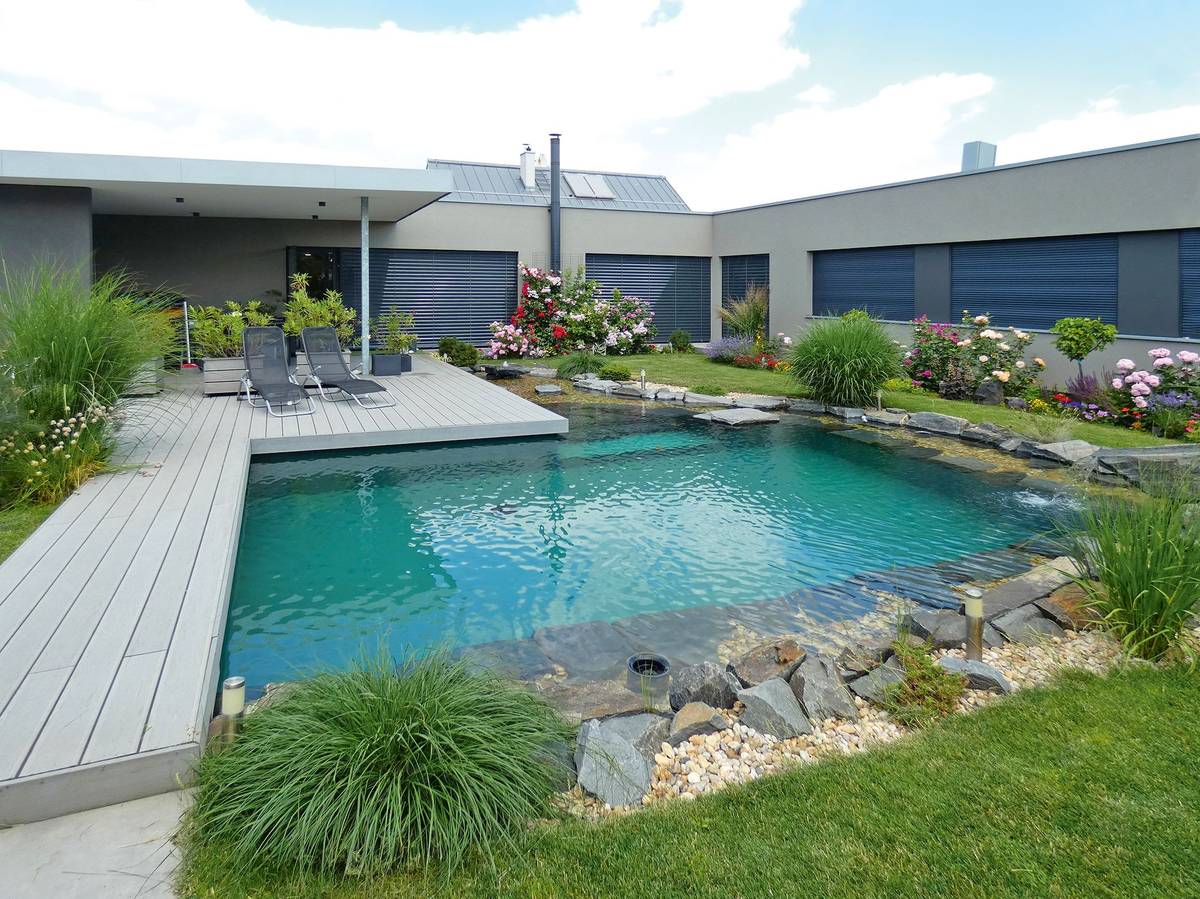 I v malém atriu městského rodinného domu lze umístit dostatečně velké koupací jezírko (6 × 4 m). Pravidelný tvar dobře koresponduje s funkcionalistickým stylem domu a díky odclonění od okolí tu lze nerušeně relaxovat.