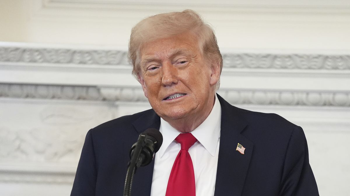 Trump zveřejnil fotku, na které s J.D. Vancem coby policisté pronásledují prchajícího Obamu