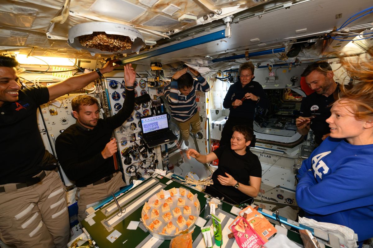 FOTO: Astronauti si na ISS udělali koktejlovou party