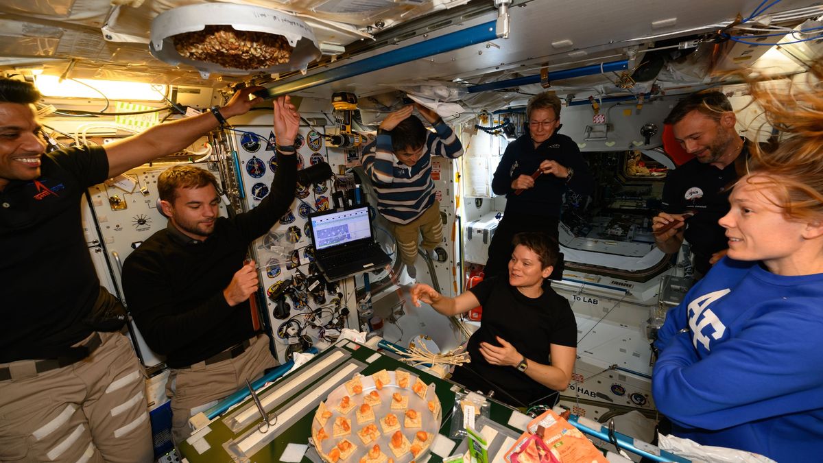 FOTO: Astronauti si na ISS udělali koktejlovou party