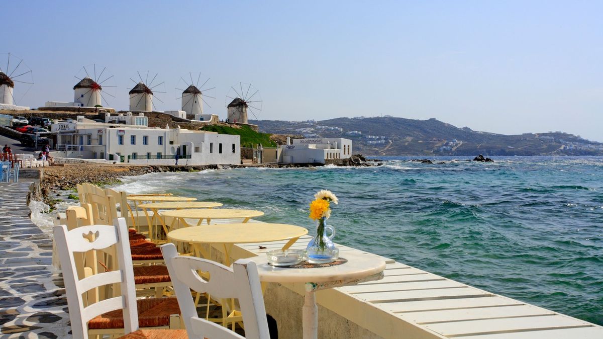Tisíc eur za tři jídla? Nechvalně proslulá restaurace v Řecku stále šokuje turisty