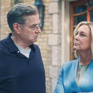 Medvěd tradičně nabídne i několik hostujících hvězd. Zde Oliver Platt a Jamie Lee Curtisová.