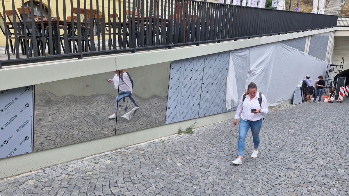 Tunel na Tachovském náměstí v Praze 3 ozdobí zrcadlové plechy. Mají vnést světlo na jeho žižkovský konec