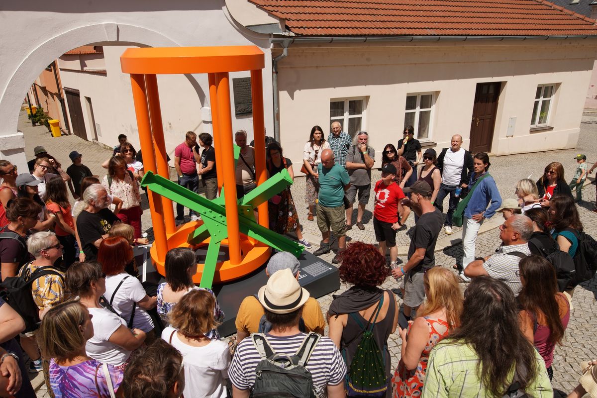 V Boskovicích nově stojí třímetrový ježek v kleci