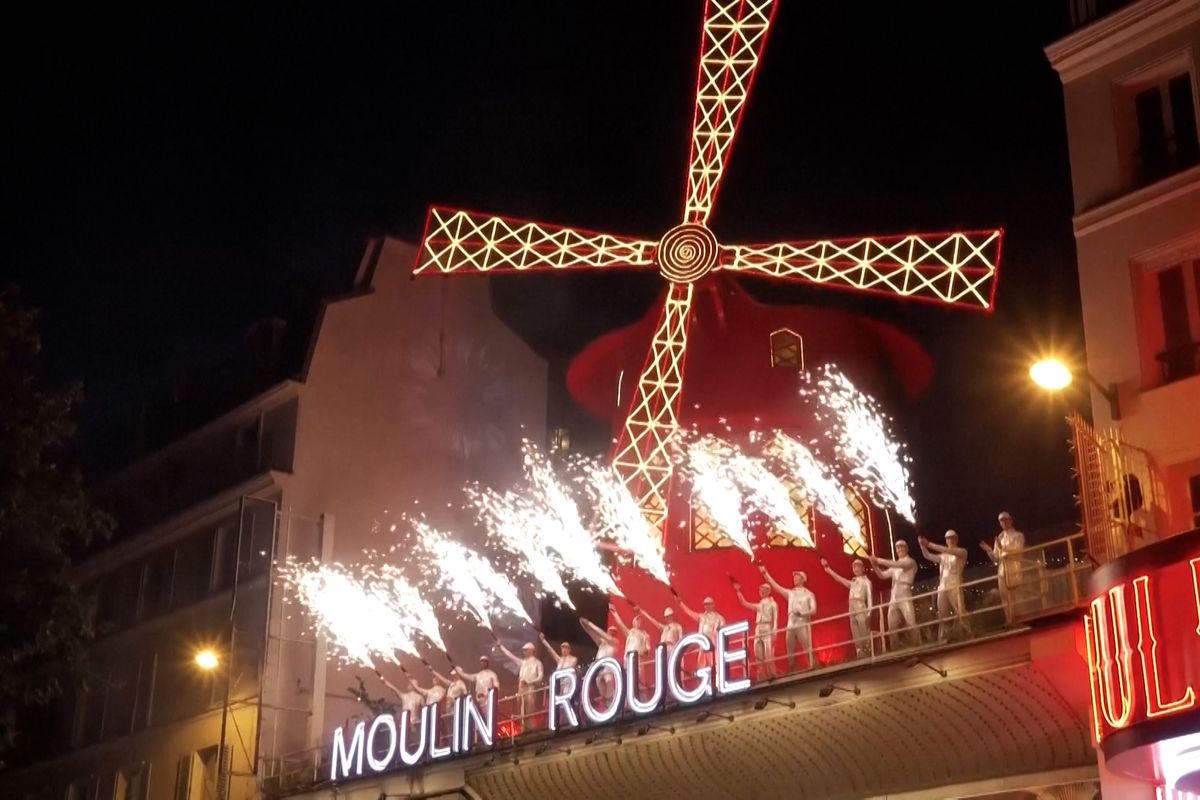 Pařížský Moulin Rouge se po více než roce opět roztočil
