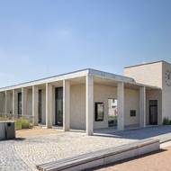 Obyvatelé mají k dispozici i ordinaci lékaře, mateřské centrum, obchod s potravinami apod.